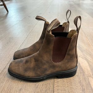 Good as new brown Blundstone boots
